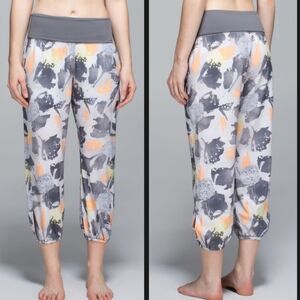 Lululemon Om Pant Mini Art Pop White Multi/ Slate